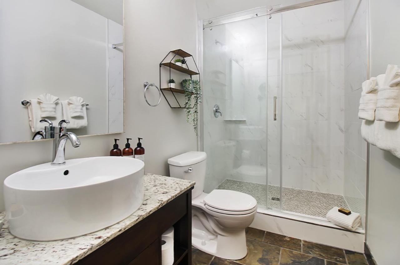 Outstanding Mountain Condo Waterslide And Hot Tub Managed By Little Sister Getaways Canmore Habitación foto
