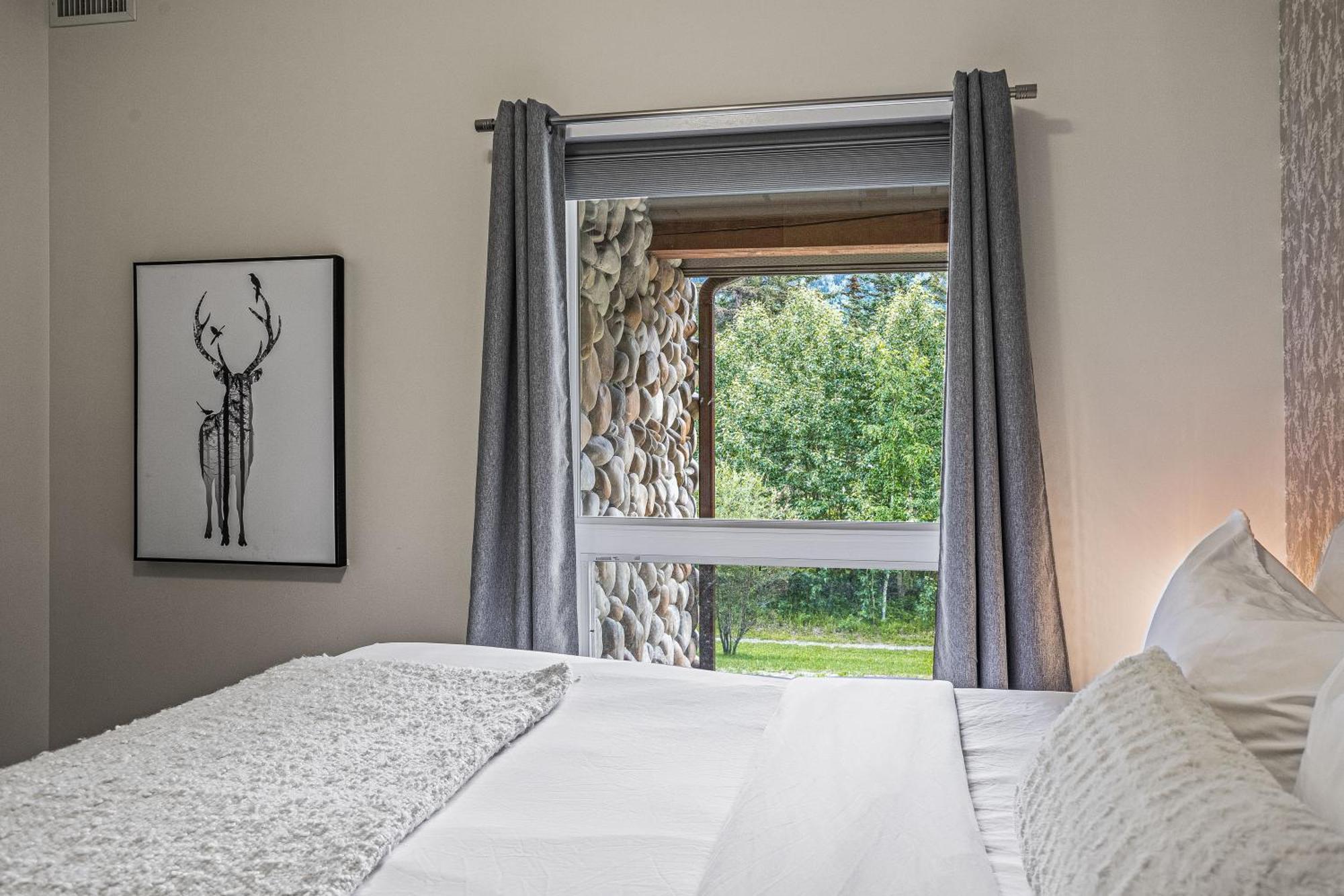 Outstanding Mountain Condo Waterslide And Hot Tub Managed By Little Sister Getaways Canmore Exterior foto