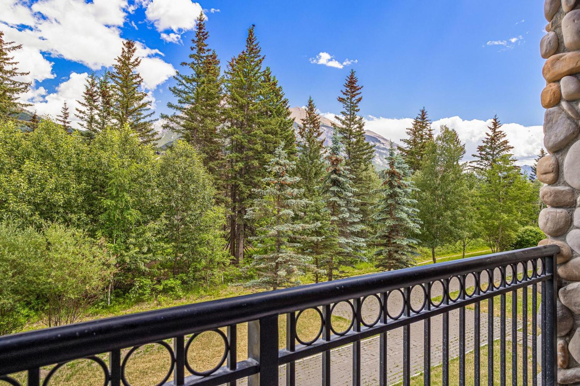 Outstanding Mountain Condo Waterslide And Hot Tub Managed By Little Sister Getaways Canmore Exterior foto